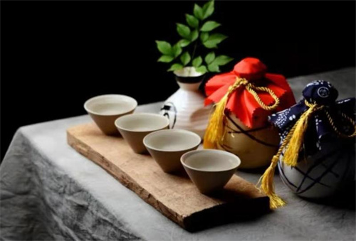 小白酒一箱多少钱10种品牌大比拼，你最爱哪一款？