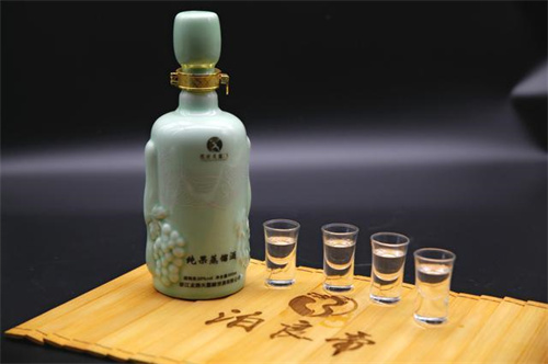 介绍75年茅台酒的价格走势及市场表现
