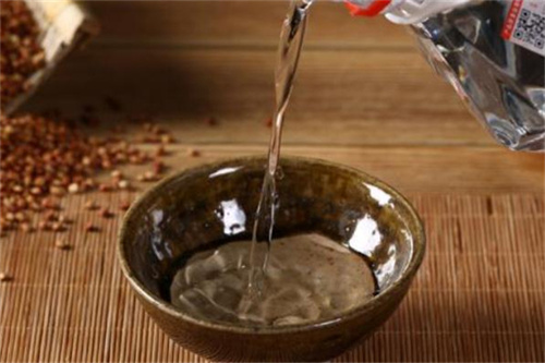 如何辨别假品牌少的白酒(一招教你识别真假,不再被骗)