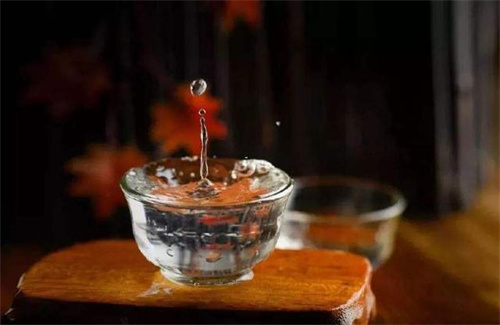 茅台酒为什么不是透明瓶装(透明瓶子的茅台酒)