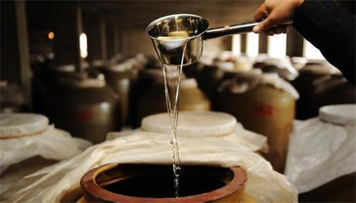 52度百年泸州老窖（品尝传统酿造工艺的顶级美酒）