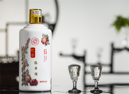 品尝茅台酒酱香型白酒53度的独特风味