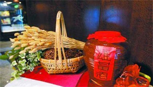 黄酒加热后泡红枣枸杞（美味养生饮品的制作方法）