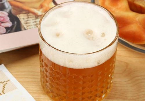 为什么喝啤酒要摇晃酒瓶？你不知道的酒品科普