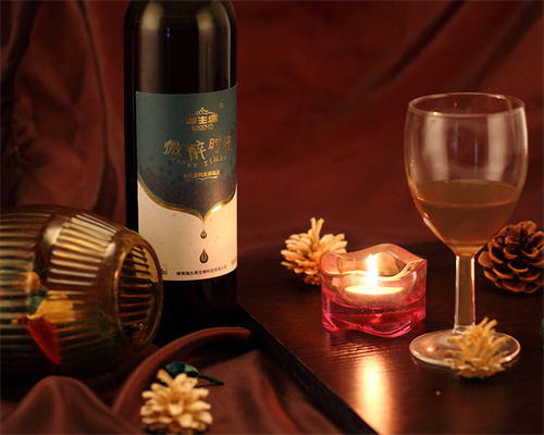 三八妇女节喝红酒