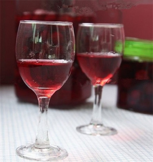 哪种红酒甜（探寻红酒中的甜美滋味）