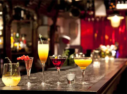 马提尼鸡尾酒大概多少钱一杯「马提尼是什么酒马提尼怎么喝」
