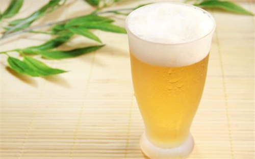 介绍蓝带啤酒价格低廉的背后原因